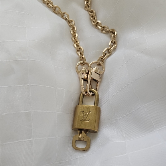 100% Authenti Louis Vuitton Lock & Key with Unbranded Gold Plated Chain … - Picture 2 of 7
